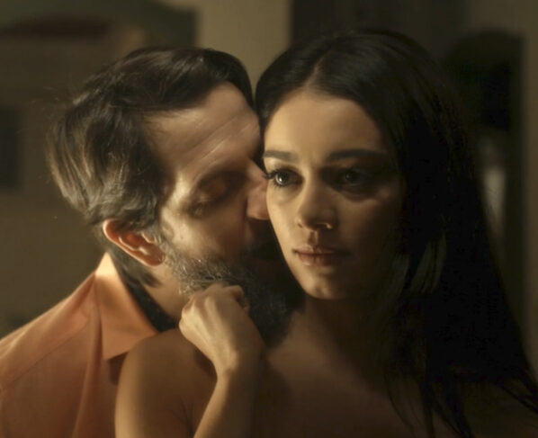 Eliana (Sophie Charlotte) e Egídio (Vladimir Brichta) em Renascer