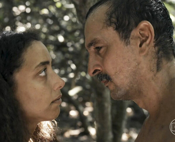 Tião Galinha (Irandhir Santos) e Joana (Alice Carvalho) em Renascer