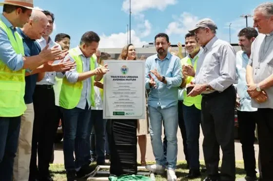 O ministro Gilmar Mendes (de boné, à direita), participa da inauguração de viaduto em Nova Mutum, Mato Grosso, ao lado do governador do estado, Mauro Mendes (União Brasil - à esquerda, de colete, batendo palmas).