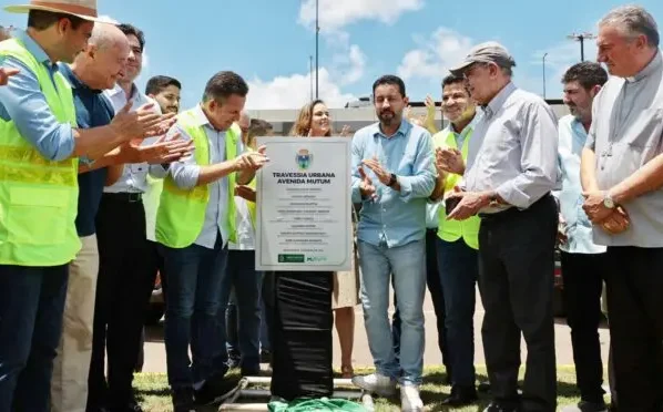 O ministro Gilmar Mendes (de boné, à direita), participa da inauguração de viaduto em Nova Mutum, Mato Grosso, ao lado do governador do estado, Mauro Mendes (União Brasil - à esquerda, de colete, batendo palmas).