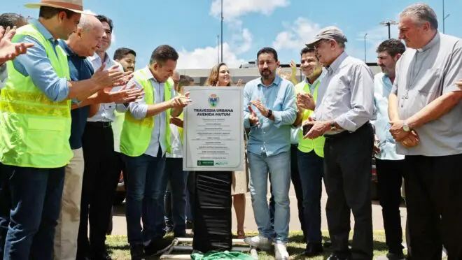 O ministro Gilmar Mendes (de boné, à direita), participa da inauguração de viaduto em Nova Mutum, Mato Grosso, ao lado do governador do estado, Mauro Mendes (União Brasil - à esquerda, de colete, batendo palmas).