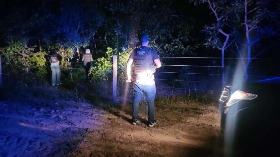 O corpo do rapaz foi abandonado em uma estrada de terra a cerca de 16 quilômetros da área central de Água Boa.