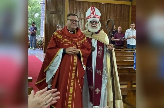 A Igreja Episcopal Anglicana permite a ordenação de mulheres e pessoas homossexuais como sacerdotes