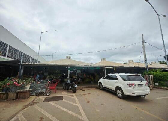 A interdição abrange somente a área onde está instalada a estrutura provisória do mercado (tendas anexas à edificação), onde operam alguns permissionários.