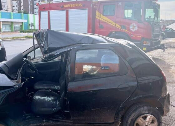 Com o impacto, a frente do carro ficou destruída e a mulher presa às ferragens