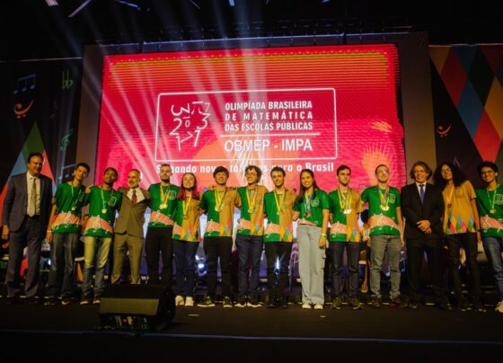 Estudantes medalhistas em evento da Obmep