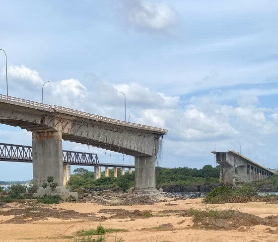 Parte da ponte caiu. Há relatos de vítimas, mas não existe confirmação oficial.