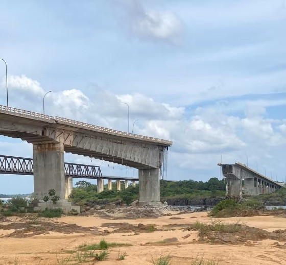 Parte da ponte caiu. Há relatos de vítimas, mas não existe confirmação oficial.