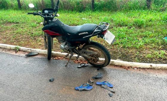 O jovem estava na garupa da moto, pilotada pelo irmão gêmeo. 