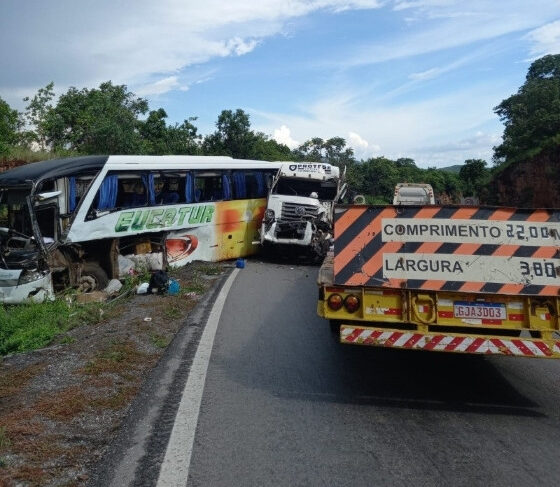 O ônibus seguia em direção a Cáceres, já a carreta-prancha em direção a cidade de Cuiabá.