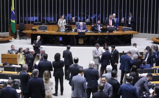 Proposta é analisada pelos deputados federais.