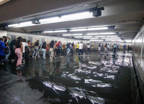 24.jan.25 -  Passageiros em túnel alagado na Estação Jardim São Paulo-Ayrton Senna do Metrô (Linha 1-Azul), na zona norte da capital paulista, após o temporal que atingiu a cidade