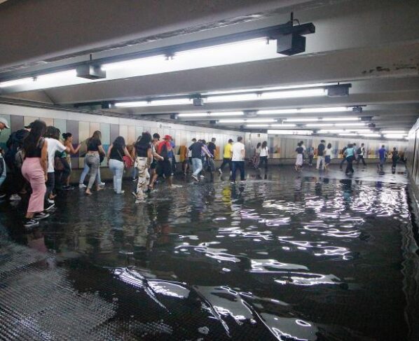 24.jan.25 -  Passageiros em túnel alagado na Estação Jardim São Paulo-Ayrton Senna do Metrô (Linha 1-Azul), na zona norte da capital paulista, após o temporal que atingiu a cidade