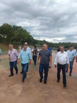 Abilio e Mauro Mendes fazem vistoria no Parque das Águas