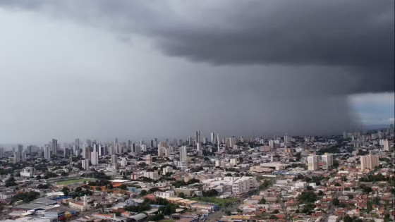 A previsão é de que chova durante todo o dia e que a umidade relativa do ar fique acima dos 70%.