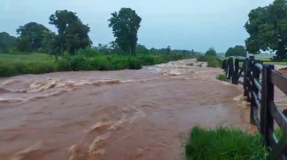 Moradores de parte da cidade estão isolados após quedas de pontes.