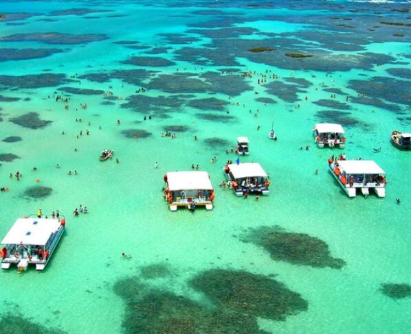 Praia de Maragogi - Alagoas: Como o nome sugere, a praia está localizada no município de Maragogi, em Alagoas, região popularmente conhecida como “Caribe Brasileiro”. Também chamada de Praia Central, sua orla se estende por todo o centro da cidade e, apesar de sua ocupação urbana, possui águas cristalinas.