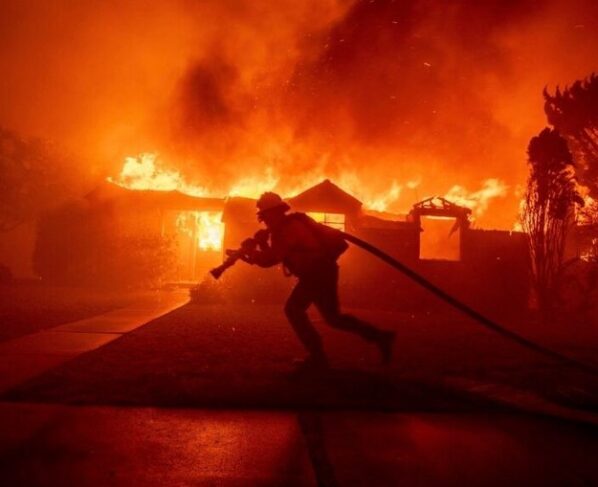 Incêndios tomam conta de bairros inteiros em Los Angeles