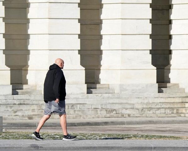 Apesar do frio, senador John Fetterman caminhou até a entrada do Capitólio de bermuda antes do início da cerimônia de posse de Donald Trump