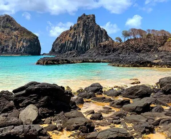 Conhecida por suas águas cristalinas e vida marinha exuberante, Fernando de Noronha, em Pernambuco, é um verdadeiro paraíso para os amantes da natureza.