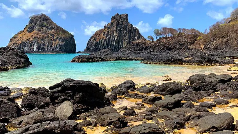 Conhecida por suas águas cristalinas e vida marinha exuberante, Fernando de Noronha, em Pernambuco, é um verdadeiro paraíso para os amantes da natureza.