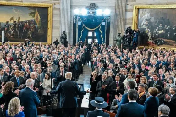 Trump discursa durante cerimônia de posse; ao fundo, estátuas de Reagan e Eisenhower