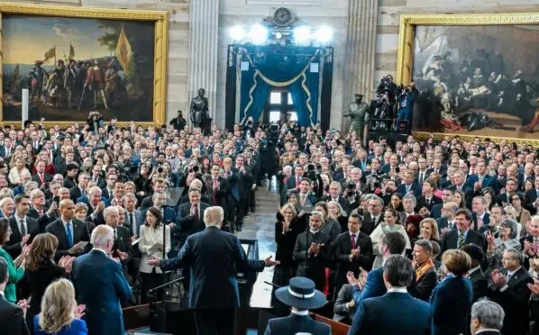 Trump discursa durante cerimônia de posse; ao fundo, estátuas de Reagan e Eisenhower