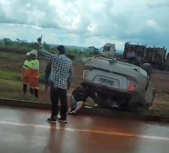 Segundo a Nova Rota do Oeste, concessionária que administra o trecho, o condutor teria perdido o controle do carro e capotado no canteiro central da rodovia.