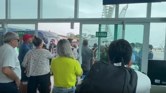 O atraso de 20 horas tem deixado os passageiros extremamente agoniados, irritados e desconfortáveis, tendo que se acomodar como podem no aeroporto.