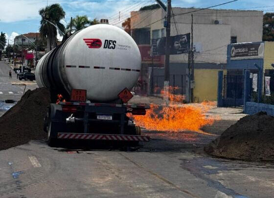 Bombeiros permanecem no local para realizar o resfriamento do veículo e monitorar o vazamento de etanol, que ainda persiste.