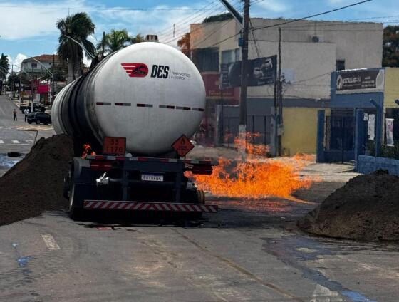 Bombeiros permanecem no local para realizar o resfriamento do veículo e monitorar o vazamento de etanol, que ainda persiste.