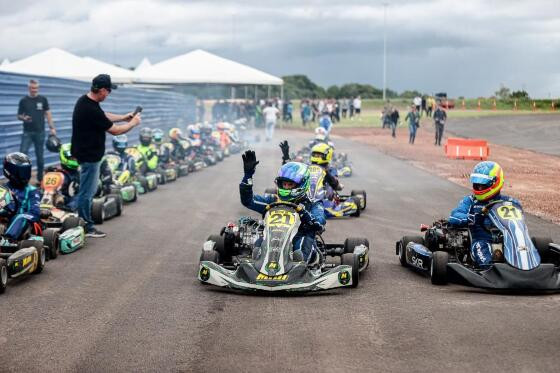 O governador Mauro Mendes na pista de kart