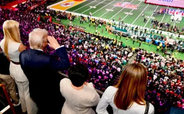 Trump no Super Bowl: mídia progressista acusa o presidente de usar o evento em sua guerra contra a cultura woke.