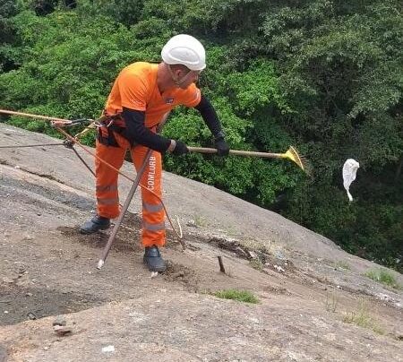 Garis alpinistas usam equipamentos como foice e enxada, além de cinto paraquedista