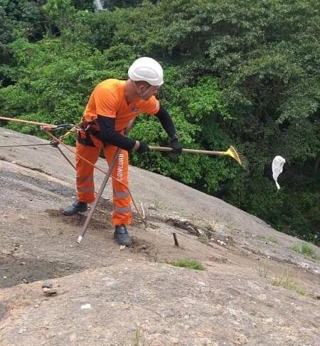 Garis alpinistas usam equipamentos como foice e enxada, além de cinto paraquedista