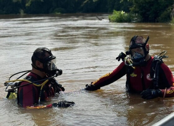 Os bombeiros seguem realizando as buscas na região.