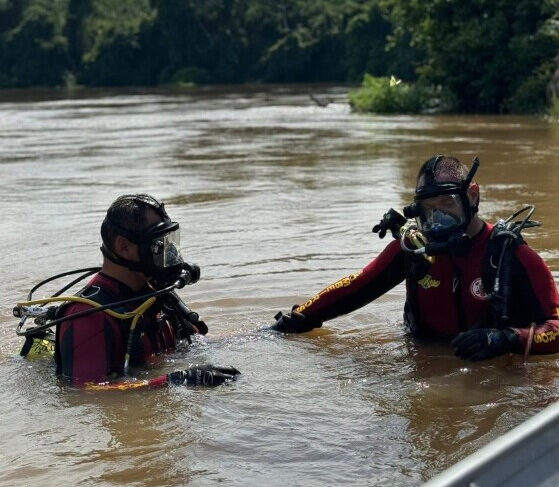 Os bombeiros seguem realizando as buscas na região.