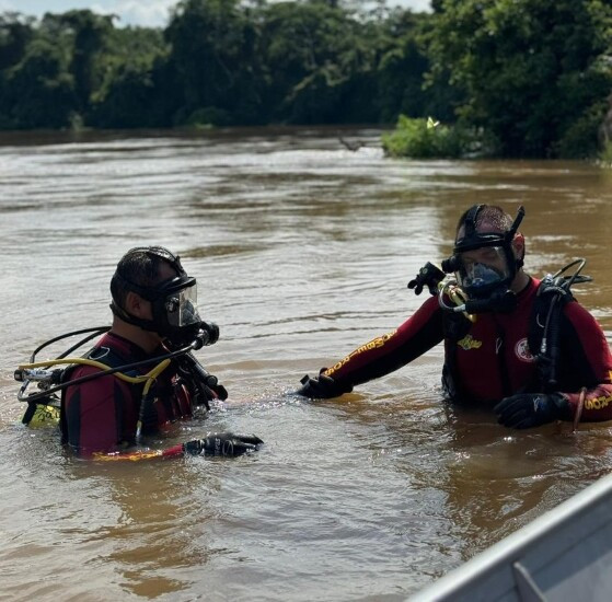 Os bombeiros seguem realizando as buscas na região.