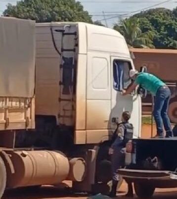 Os policiais precisaram quebrar a janela do passageiro para conseguir abrir a porta do veículo.