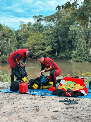 Equipes de mergulho do Corpo de Bombeiros foram mobilizadas no dia do desaparecimento e realizaram buscas no local, com base nas informações sobre o último ponto de avistamento da vítima