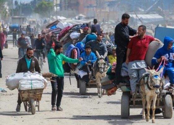 19.mar.2025 - Palestinos deixam Beit Hanun, no norte da Faixa de Gaza, após Israel ordenar a evacuação da área