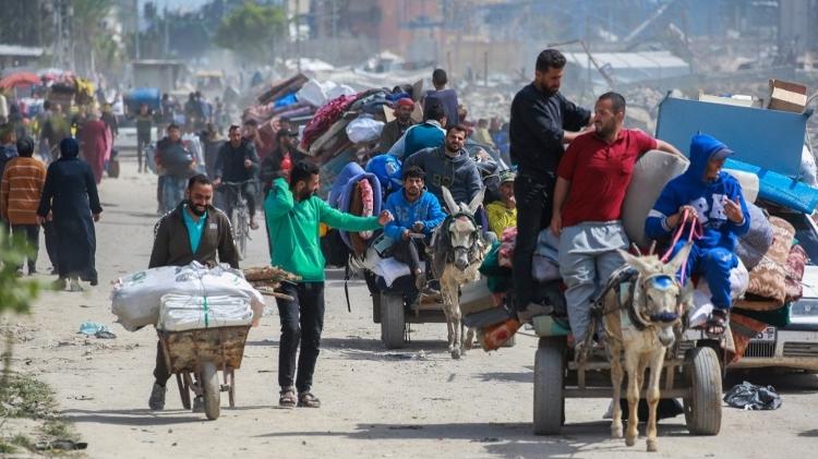 19.mar.2025 - Palestinos deixam Beit Hanun, no norte da Faixa de Gaza, após Israel ordenar a evacuação da área