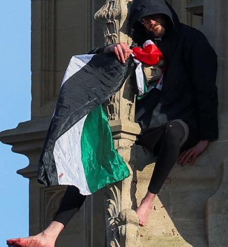 Homem com bandeira da Palestina sentado no topo da torre Big Ben de Londres