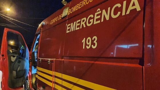 De acordo com o Corpo de Bombeiros, quando chegaram no local, encontraram os dois ocupantes da moto caídos