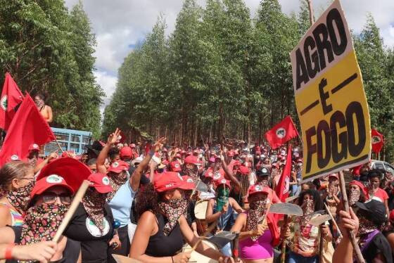 Mulheres do MST invadem área da empresa de celulose Suzano em Aracruz (ES)