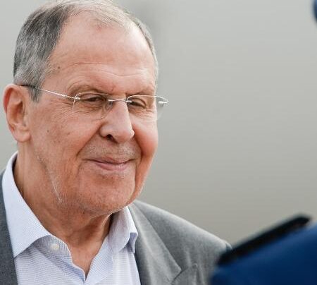 Sergey Lavrov pediu um diálogo político entre as partes para evitar derramamento de sangue