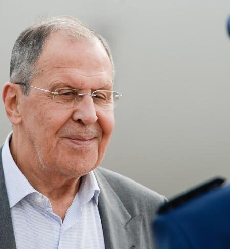 Sergey Lavrov pediu um diálogo político entre as partes para evitar derramamento de sangue