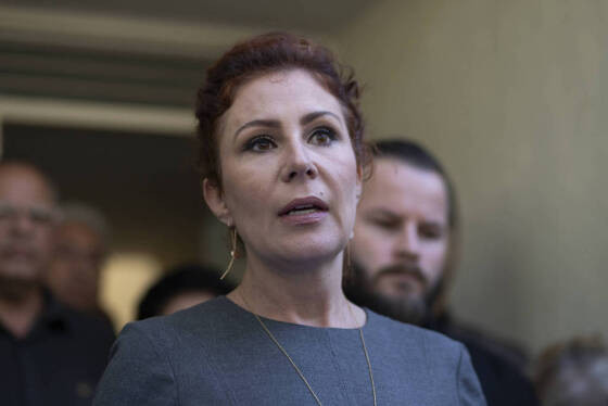 A deputada Carla Zambelli (PL-SP) dá entrevista após ser condenada a 10 anos de prisão