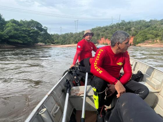 Bombeiros fizeram o resgate do corpo.