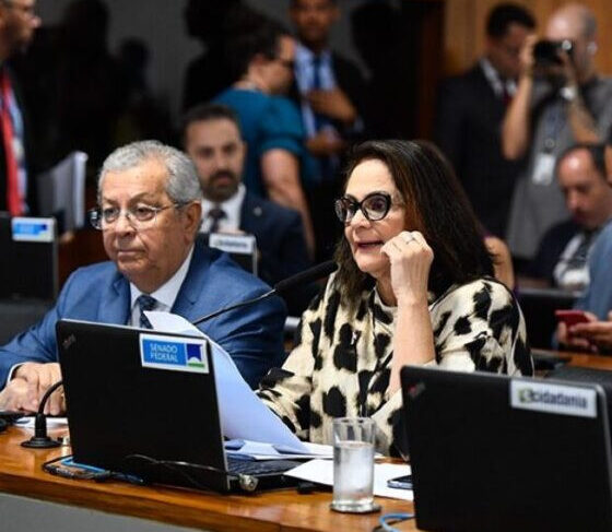 No vídeo, Damares diz que os descontos indevidos aconteciam há oito meses.